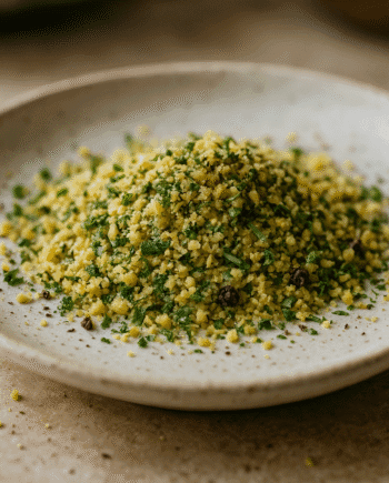 Couscous végétarien aux herbes fraîches servi sur une assiette en céramique idéal pour un repas sain et rapide