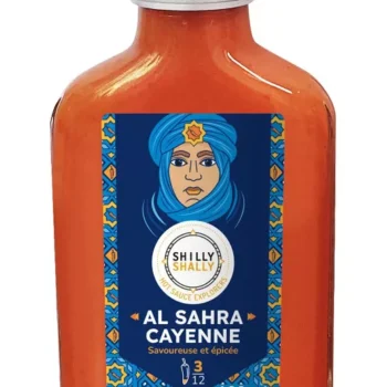 Bouteille de sauce piquante Al Sahra Cayenne, 100 ml, au design vibrant et saveurs épicées.