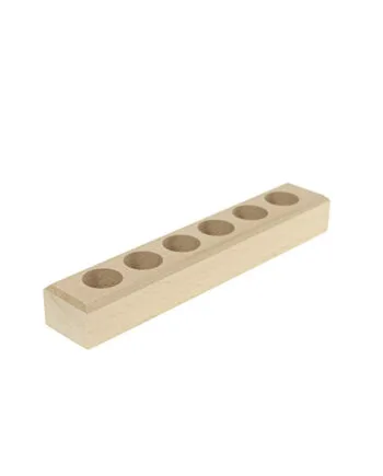 Bloc en bois clair avec sept cavités circulaires pour billes Montessori.