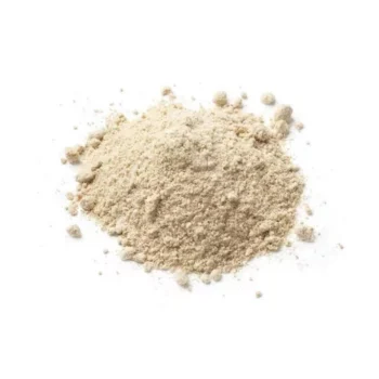Poudre beige en vrac sur fond blanc, utilisée en cuisine pour diverses préparations alimentaires.