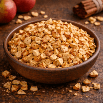 Bol de pommes séchées croquantes sur une table rustique, idéal pour une collation saine et savoureuse.