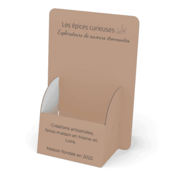 Présentoir en bois Les épices curieuses, créations artisanales du Maine-et-Loire, fondée en 2022.