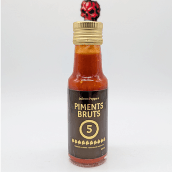 Bouteille de sauce piquante Piments Bruts 5 d'Inferno Peppers, saveur intense, sur fond blanc, bouchon doré.