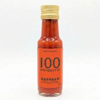 Bouteille de sauce piquante 100 Piments d'Inferno Peppers, étiquette orange et bouchon doré.