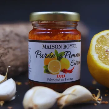 Pot de purée de piment citron Maison Boyer avec ail et citron en arrière-plan. Fabriqué en France.