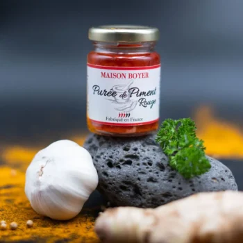 Pot de purée de piment rouge, Maison Boyer, avec ail, gingembre et persil. Produit français épicé et artisanal.
