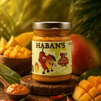 Sauce piquante mangue habanero Haban's avec ingrédients frais en arrière-plan. Saveur exotique et épicée garantie.