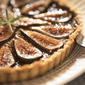 Tarte fine aux figues fraîches et au romarin, parfumée à la cannelle- Les épices curieuses