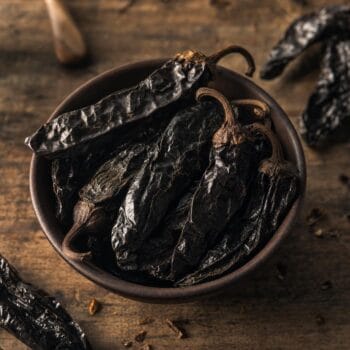 Piment chipotle fumé entier - Les Épices Curieuses